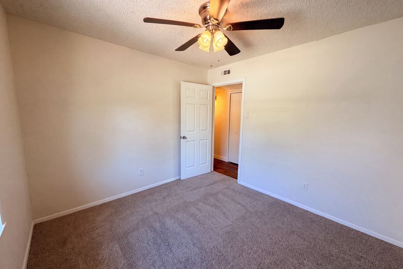 Photo 4 of 18 of 414 Meadowhill Dr, Garland, TX