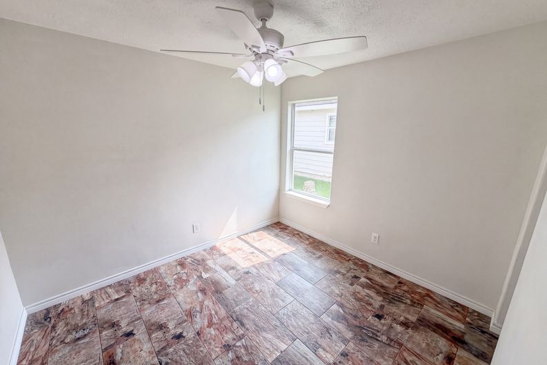 Photo 9 of 21 of 9002 Barracuda Dr, Texas City, TX
