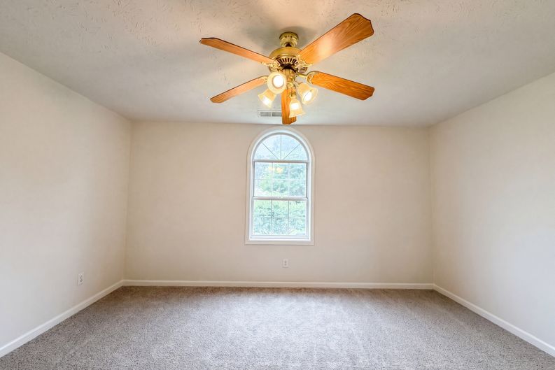 Photo 11 of 32 of 5355 Queen Ester Ct, Ellenwood, GA