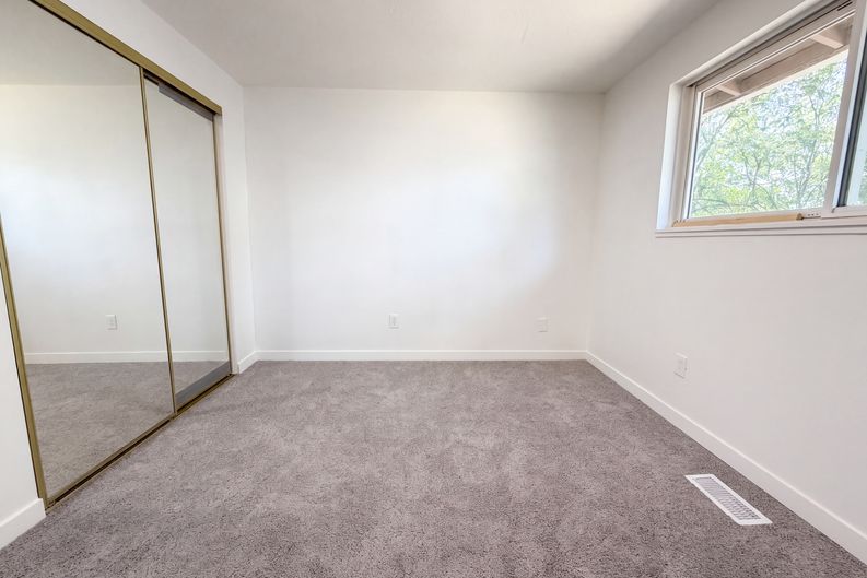 Photo 8 of 17 of 5216 SE 132nd Ave, Portland, OR