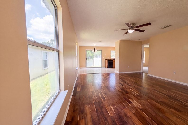 Photo 3 of 19 of 7923 Cherry Blossom Dr N, Jacksonville, FL