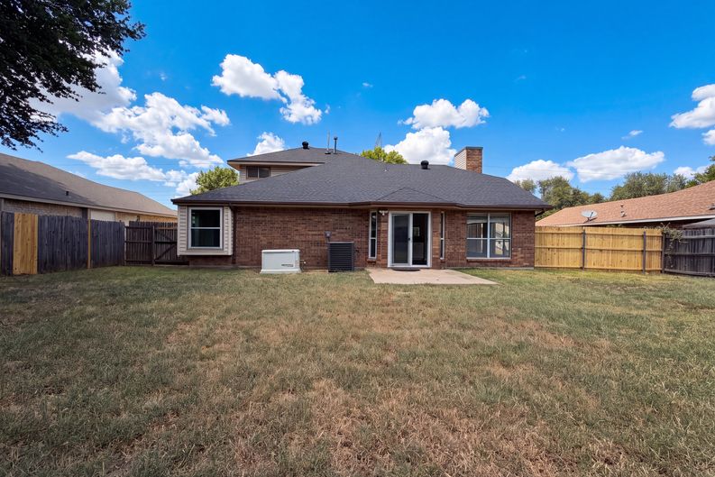 Photo 5 of 19 of 2831 Red Oak Dr, Grand Prairie, TX