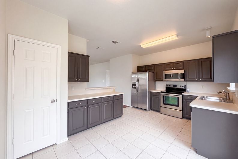 Photo 11 of 26 of 1406 Di Orio Dr, Lewisville, TX