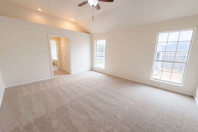 Photo 4 of 25 of 1226 Oakmanor Cir, Hewitt, TX