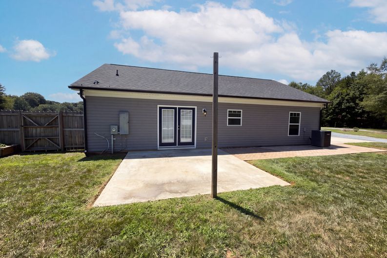 Photo 5 of 16 of 7825 Medlin Rd, Monroe, NC