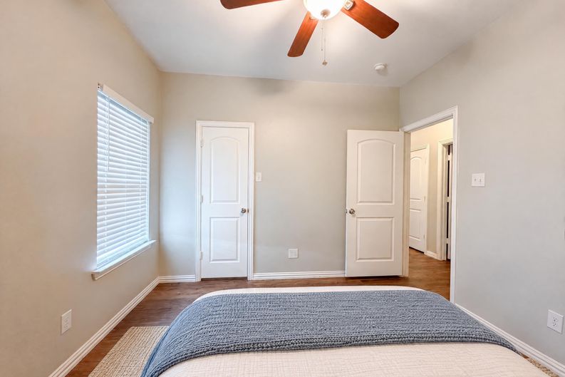 Photo 12 of 18 of 619 E Arlington Ave, Fort Worth, TX