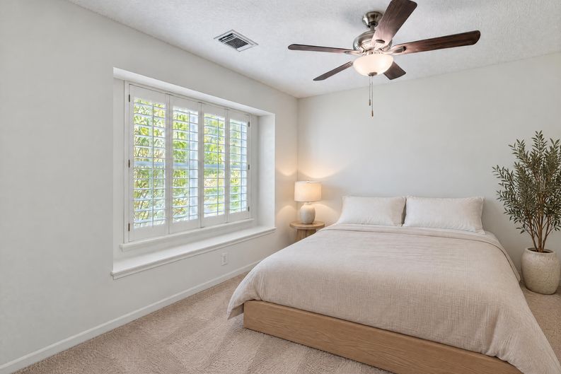 Photo 11 of 32 of 7927 High Knoll Ln, Houston, TX