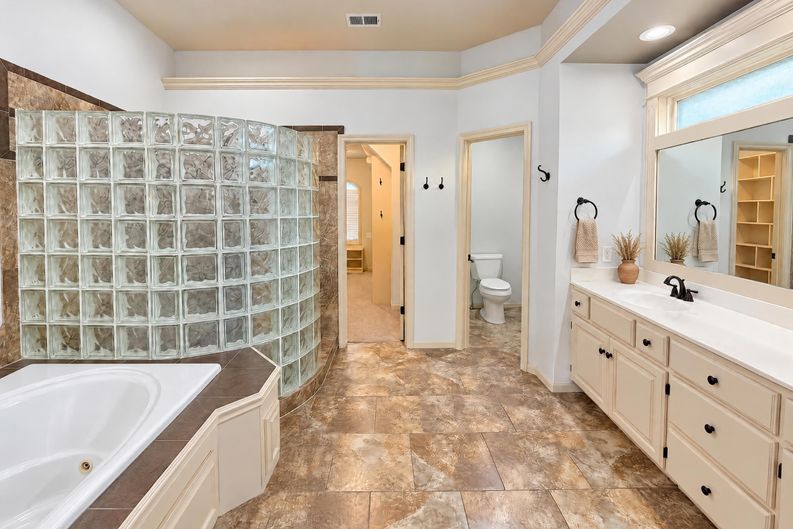 Photo 11 of 34 of 4509 NE Ridgeline Cir, Lees Summit, MO