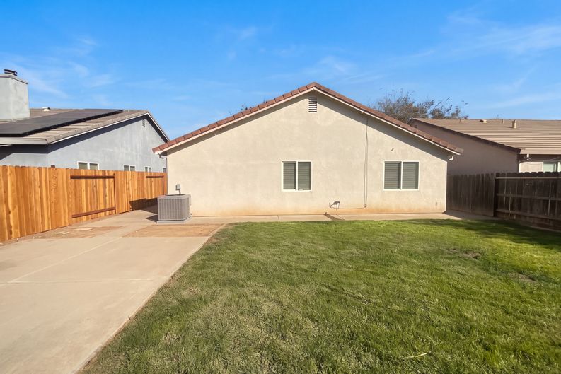 Photo 5 of 19 of 1864 Woodland Dr, Yuba City, CA