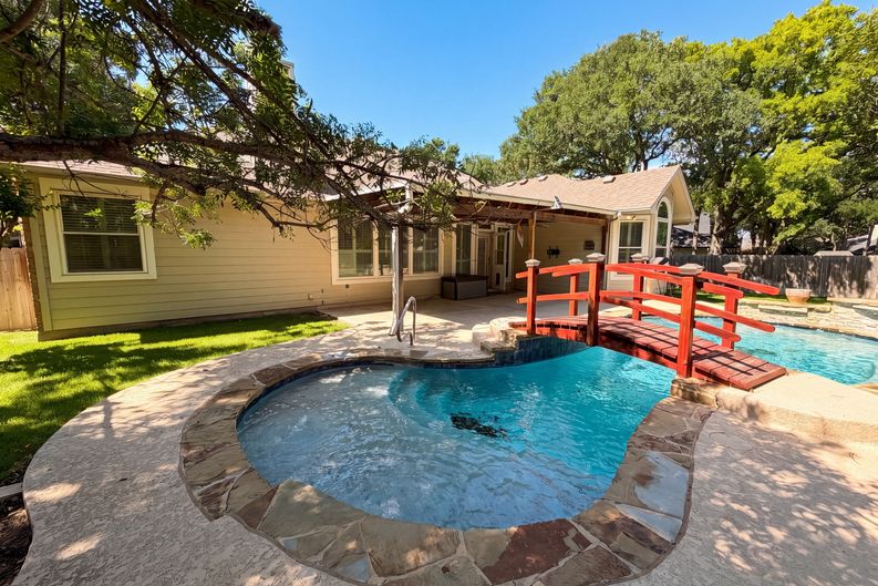Photo 5 of 24 of 117 Brentwood Dr, Georgetown, TX