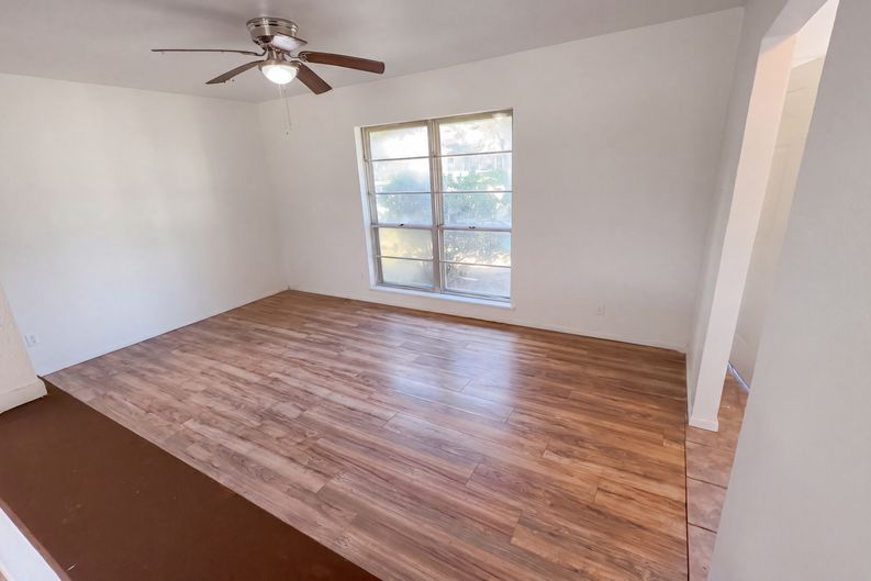 Photo 14 of 27 of 736 W Borden St, Sinton, TX