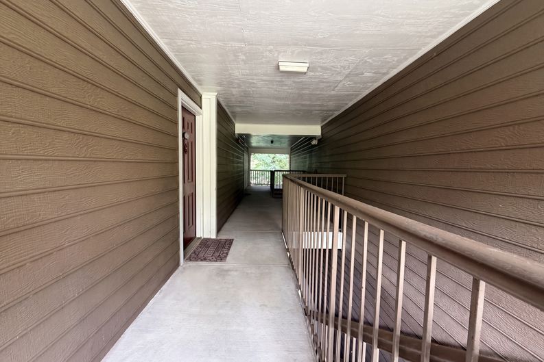 Photo 5 of 19 of 131 Bentley Pl, Tucker, GA