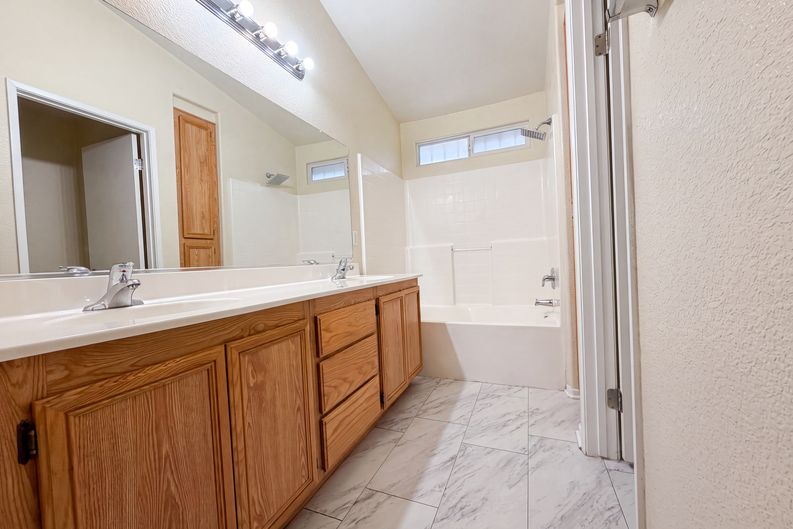Photo 12 of 27 of 18792 Dogwood Ct, Adelanto, CA