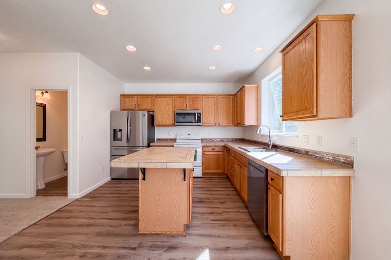 Photo 8 of 25 of 34050 SE Sturgeon St, Scappoose, OR