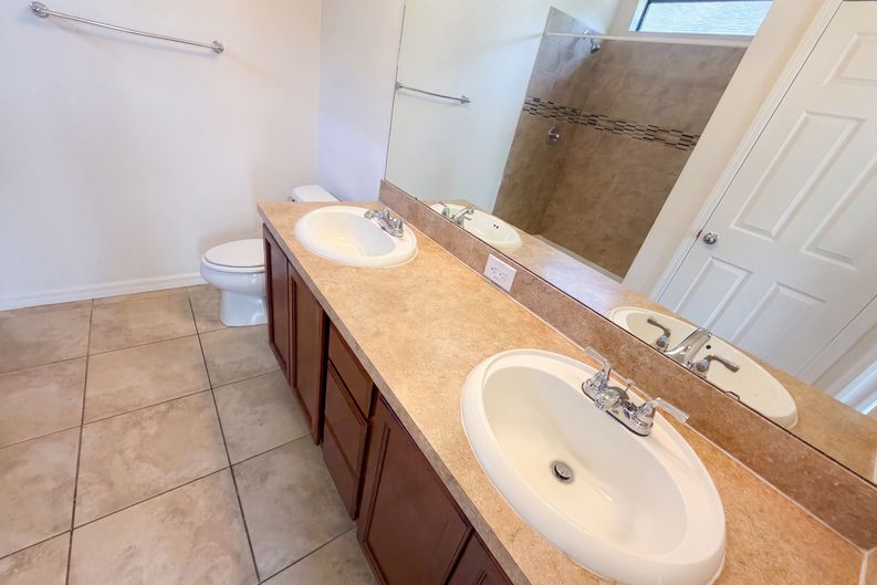 Photo 15 of 47 of 1416 Hickory View Cir, Parrish, FL
