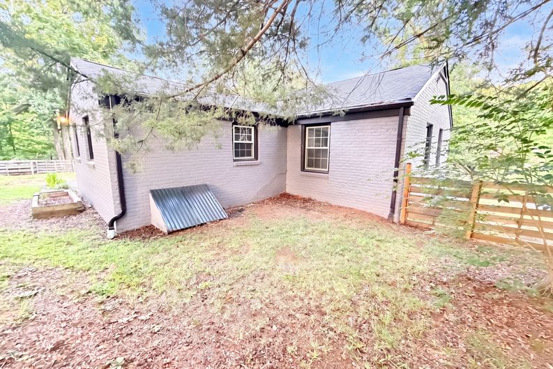 Photo 19 of 22 of 1223 Beverly Hills Dr, Clarksville, TN
