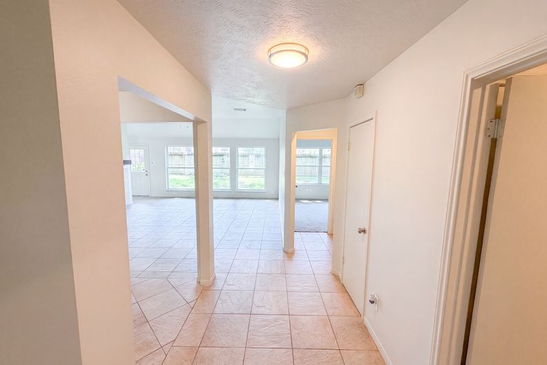 Photo 9 of 18 of 18614 Twigsworth Ln, Humble, TX