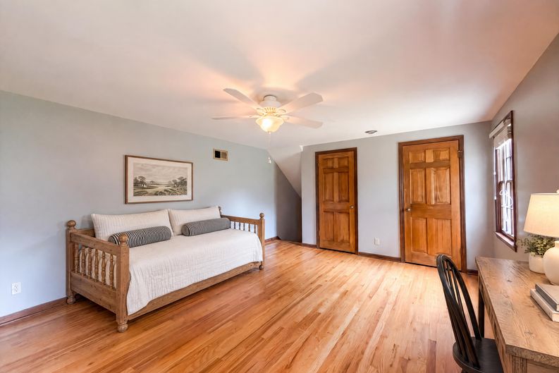 Photo 19 of 27 of 6916 N Overland Dr, Kansas City, MO