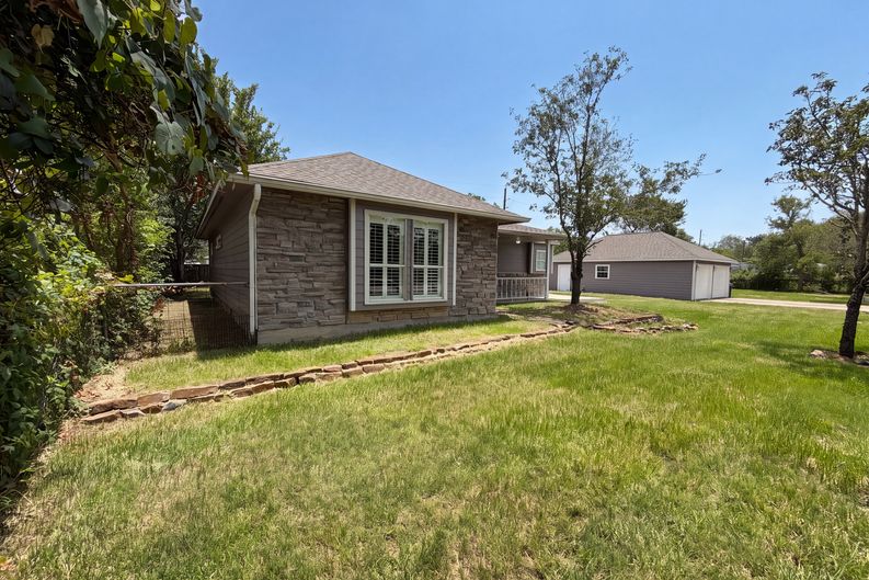 Photo 17 of 19 of 7934 Round Rock Dr, Houston, TX