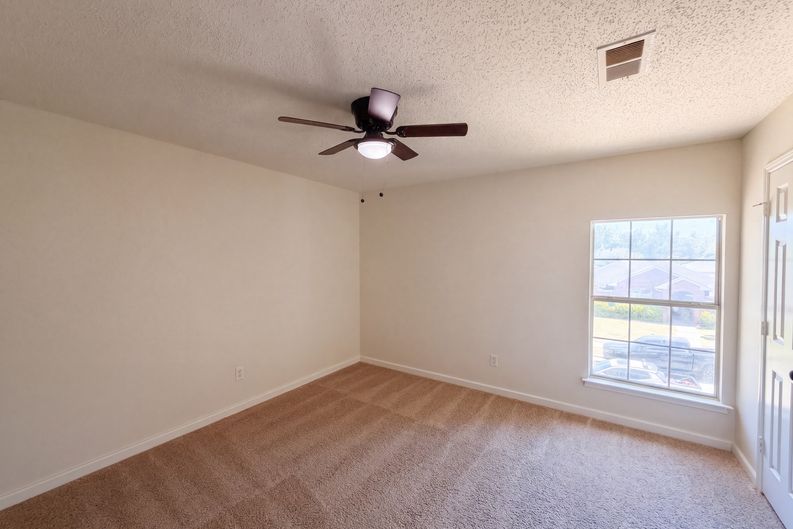 Photo 12 of 21 of 2405 Waterloo Ln, Mesquite, TX