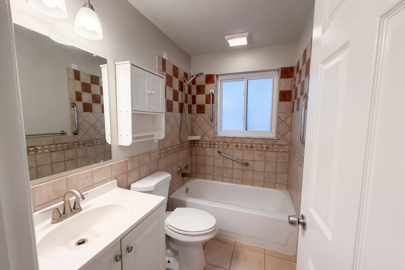 Photo 10 of 21 of 9122 Neil Dr, Cincinnati, OH