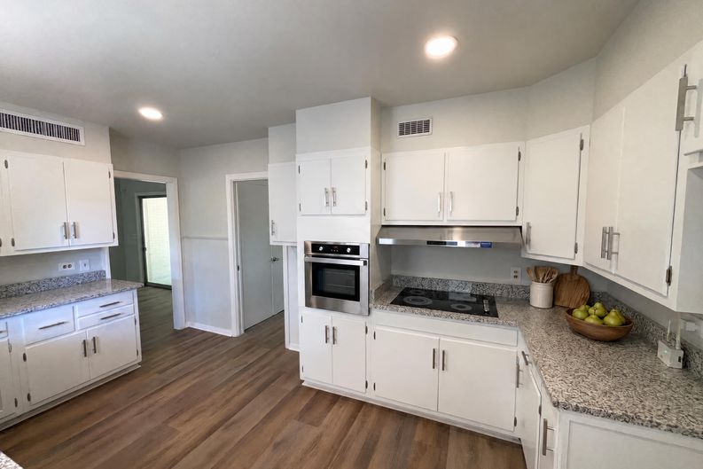 Photo 8 of 26 of 1205 G St, Floresville, TX