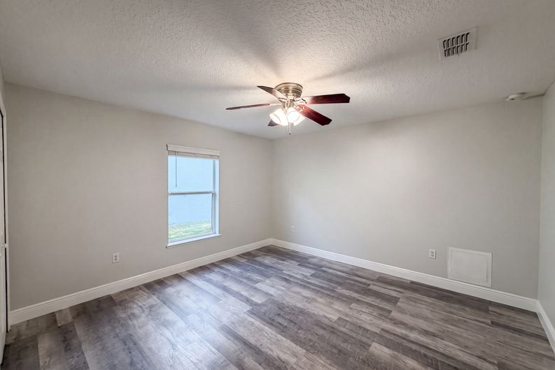Photo 18 of 25 of 106 Cabrillo Dr, Groveland, FL