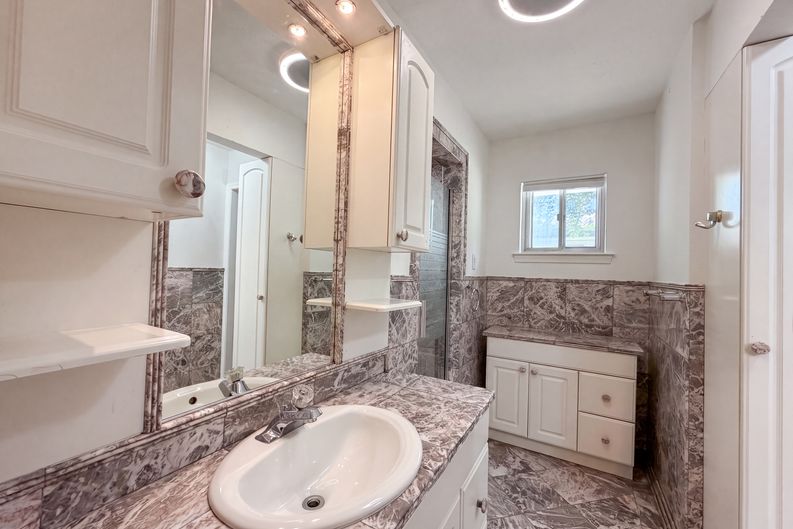 Photo 21 of 24 of 725 Ridgecrest Dr, Irving, TX