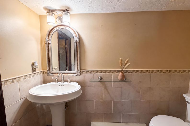Photo 13 of 25 of 1015 Kingsway Dr, Lorain, OH