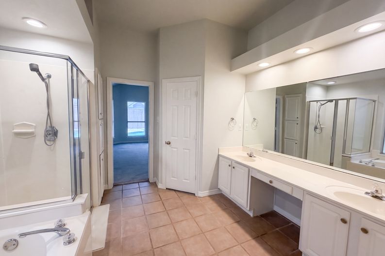 Photo 15 of 30 of 6 Cimarron Ct, Roanoke, TX