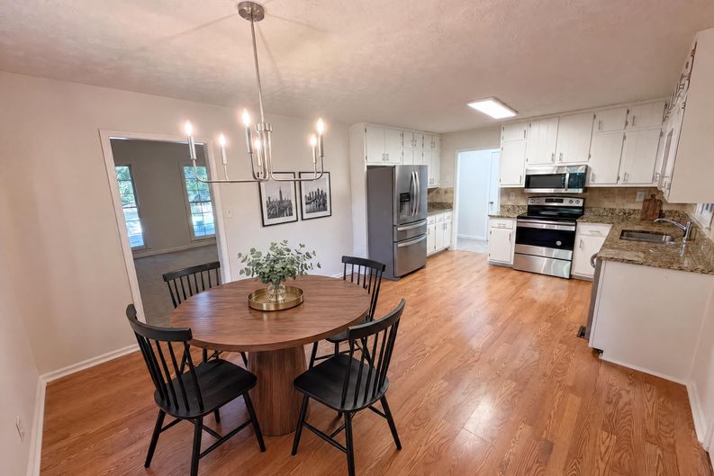 Photo 6 of 35 of 1825 Marsh Creek Dr, Lawrenceville, GA
