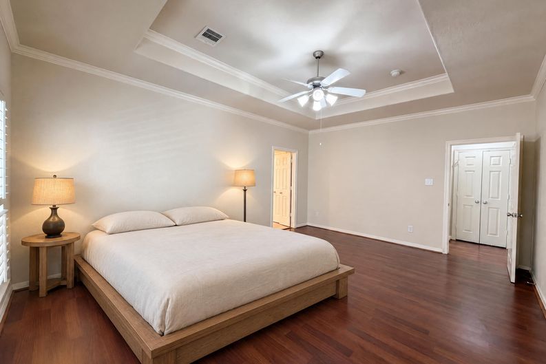 Photo 9 of 21 of 2942 Royal Oaks Crst, Houston, TX