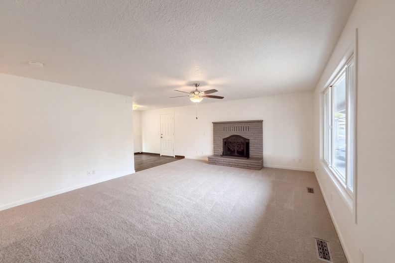 Photo 3 of 17 of 555 Matzen St, Saint Helens, OR