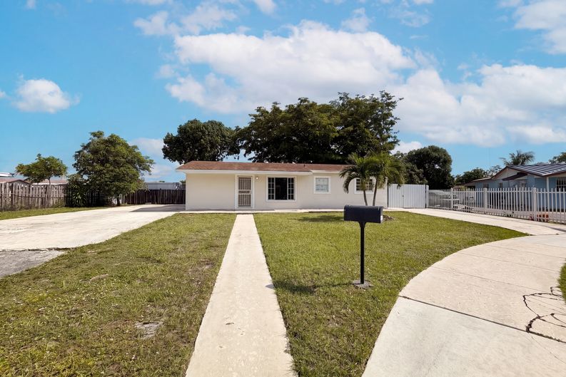 Photo 16 of 20 of 4403 NW 202nd St, Miami Gardens, FL