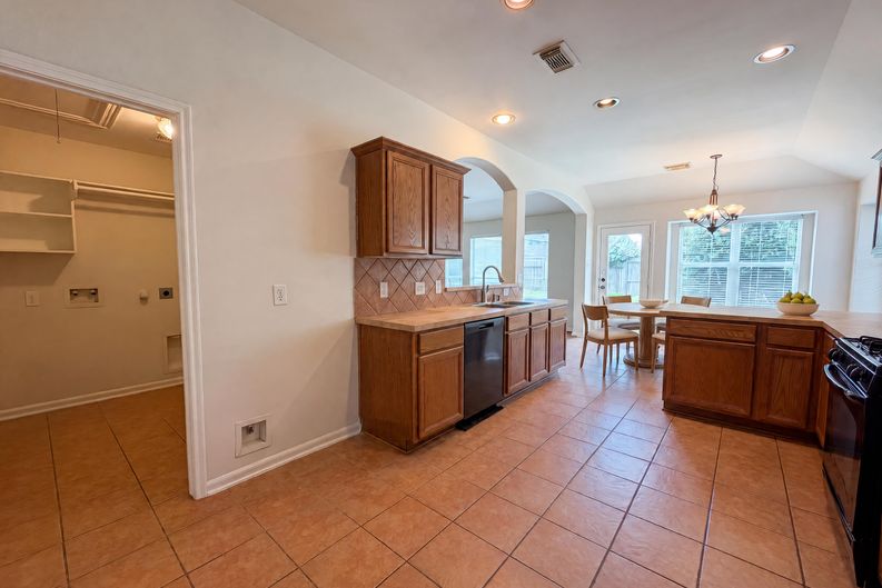 Photo 11 of 20 of 6843 Tammany Manor Ln, Spring, TX