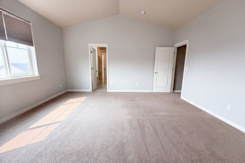 Photo 4 of 27 of 13049 SE Meadehill Ave, Happy Valley, OR
