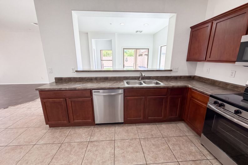 Photo 10 of 27 of 934 E Overlin Dr, Avondale, AZ