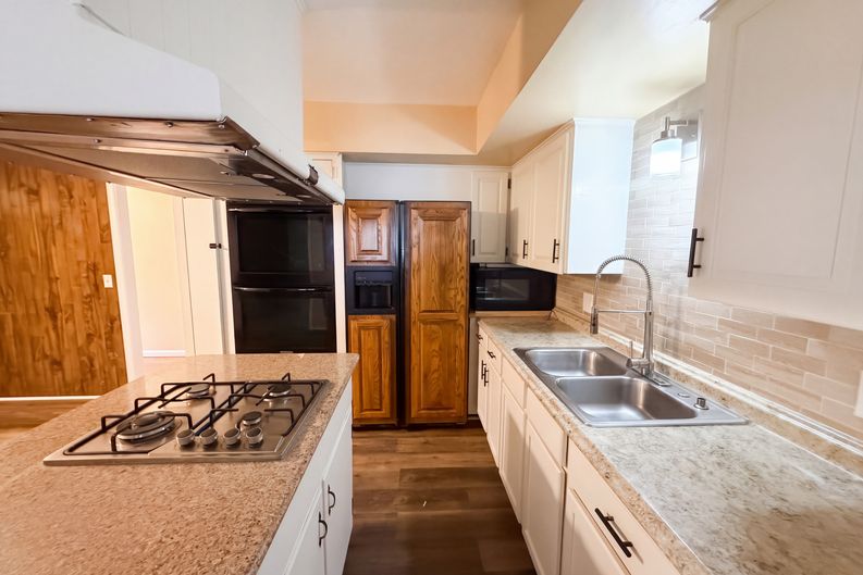 Photo 6 of 23 of 602 W 101st St, Kansas City, MO