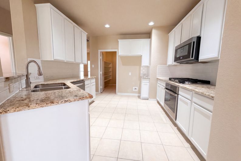 Photo 6 of 29 of 7002 Crockett Ridge Dr, Richmond, TX