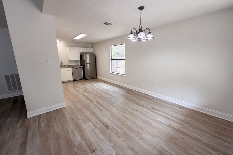 Photo 8 of 14 of 16207 Parkway Dr, Pflugerville, TX