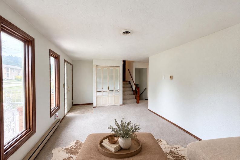 Photo 3 of 25 of 1015 Kingsway Dr, Lorain, OH