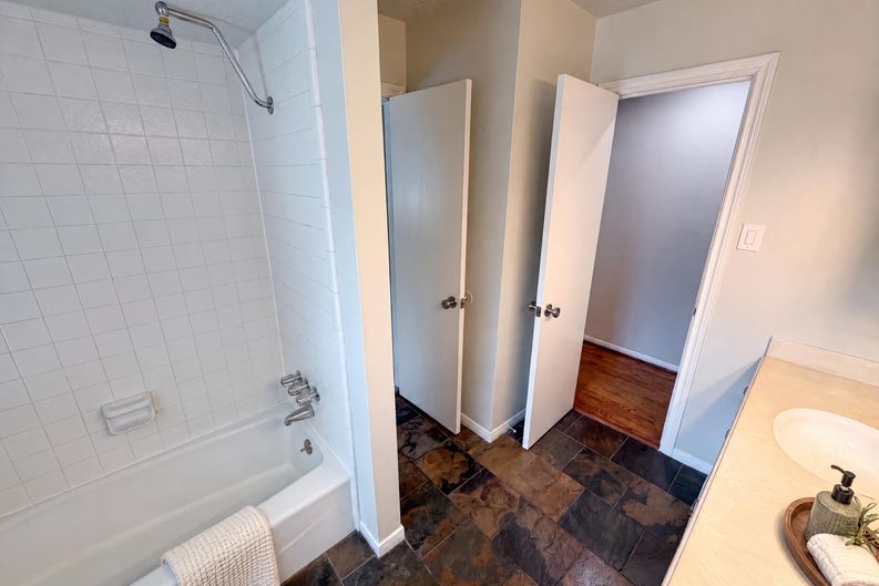 Photo 18 of 26 of 14923 Aspen Hills Dr, Houston, TX
