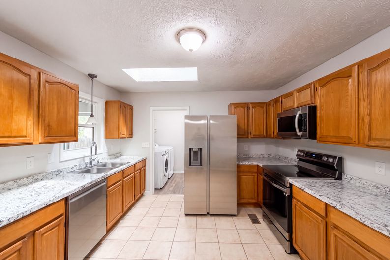 Photo 5 of 19 of 909 Axis Cir, Hope Mills, NC