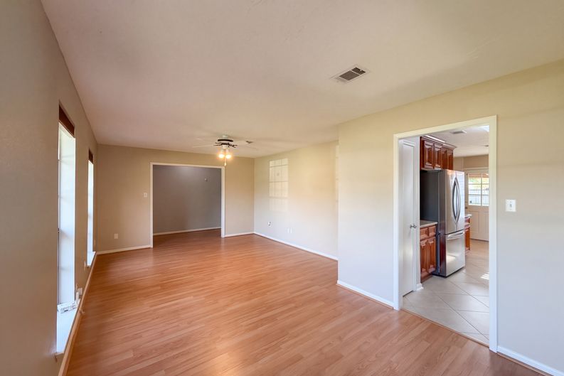 Photo 13 of 29 of 11819 Amblewood Dr, Meadows Place, TX