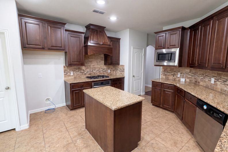 Photo 13 of 18 of 1501 Martin Creek Dr, Little Elm, TX