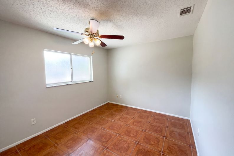 Photo 13 of 27 of 4805 Beacon St, Orlando, FL