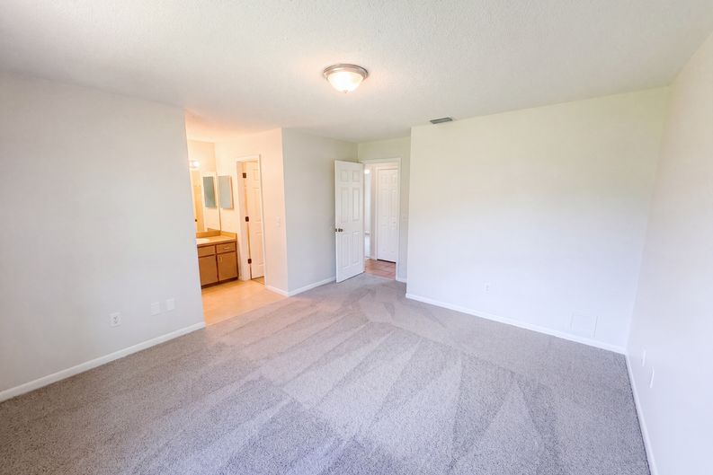 Photo 4 of 28 of 1061 Hunt St NW, Palm Bay, FL