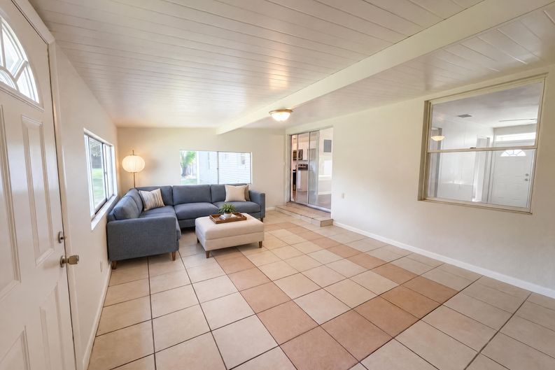 Photo 9 of 24 of 411 W Seminole Ave, Eustis, FL