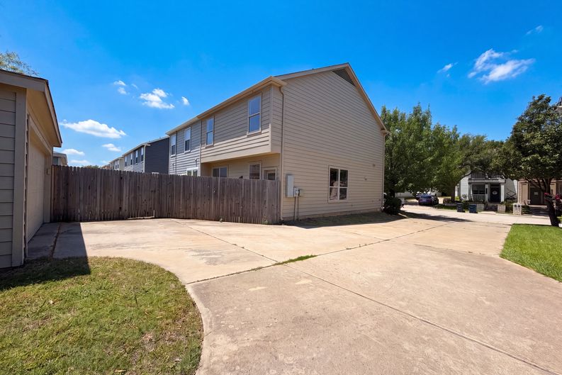 Photo 23 of 26 of 10636 Traymore Dr, Fort Worth, TX