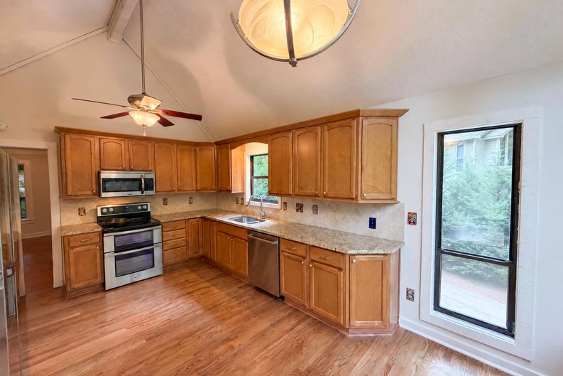 Photo 8 of 53 of 4958 Scotts Creek Trl, Peachtree Corners, GA